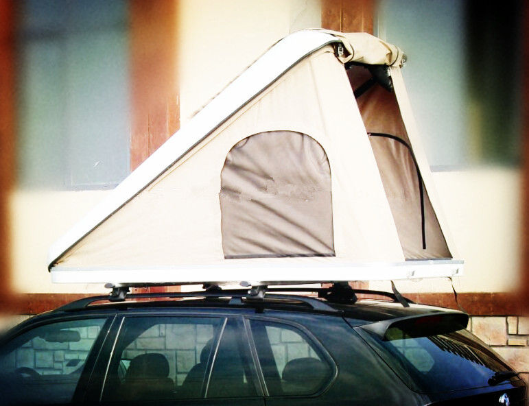 สามเหลี่ยมเปลือกแข็งรถหลังคาเต็นท์บนเสาสแตนเลสขนาดเล็กบนหลังคาเต็นท์